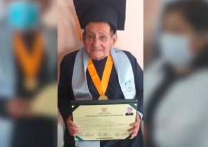 A sus 72 años de edad, logra terminar su carrera universitaria