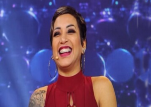 Paula Arias atrae la atención de reconocido vidente y recibe elogios