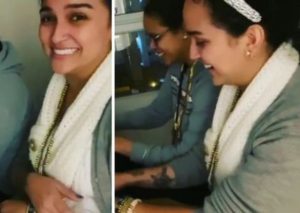 Daniela Darcourt demuestra su habilidad en el piano junto a su directora musical