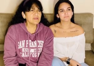 Daniela Darcourt sorprende cantando junto a su mamá