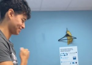 Tony Succar practica para evitar las náuseas en el test de Covid-19
