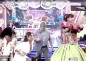 Yahaira Plasencia sufre estrepitosa caída en televisión