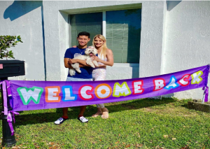 Tony Succar regresa a Miami y recibe romántica bienvenida de su esposa