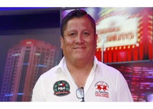 Robert Muñoz, vocalista de “Clavito y su chela” recibe vacuna contra la Covid-19 en EE.UU.
