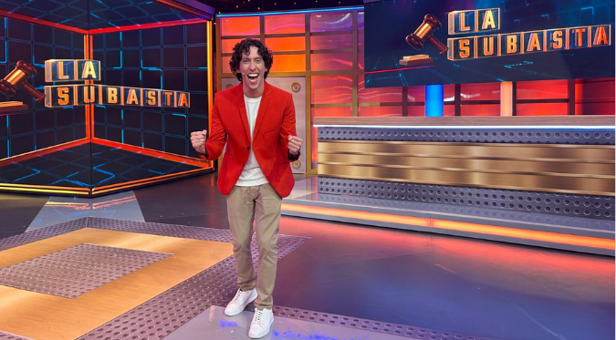 Mateo Garrido Lecca debuta como conductor en América con “La Subasta”, acompañado por Verónica Linares y Rebeca Escribens