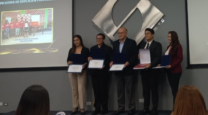 SBS PREMIA A CAJA HUANCAYO POR SU PROPUESTAINCLUSIVA DE EDUCACIÓN FINANCIERA EN SMA 2025