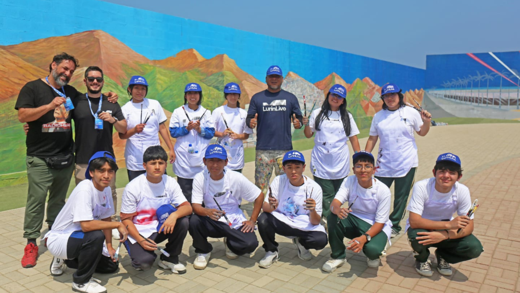 Niños de Lurín pintan uno de los murales temáticos más grandes del Perú