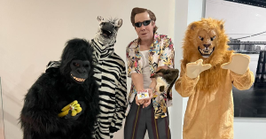 Romeo Santos sorprende en Halloween disfrazado de Ace Ventura y anuncia nuevo álbum para el 28 de noviembre el cual ya se puede pre-ordenar