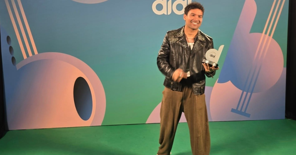 Ezio Oliva hace historia como el primer peruano en ganar un Premio Dial en España