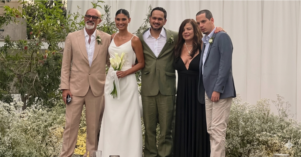 Carlos Alcántara y Jossie Lindley se lucen juntos en la boda de su hijo tras separación